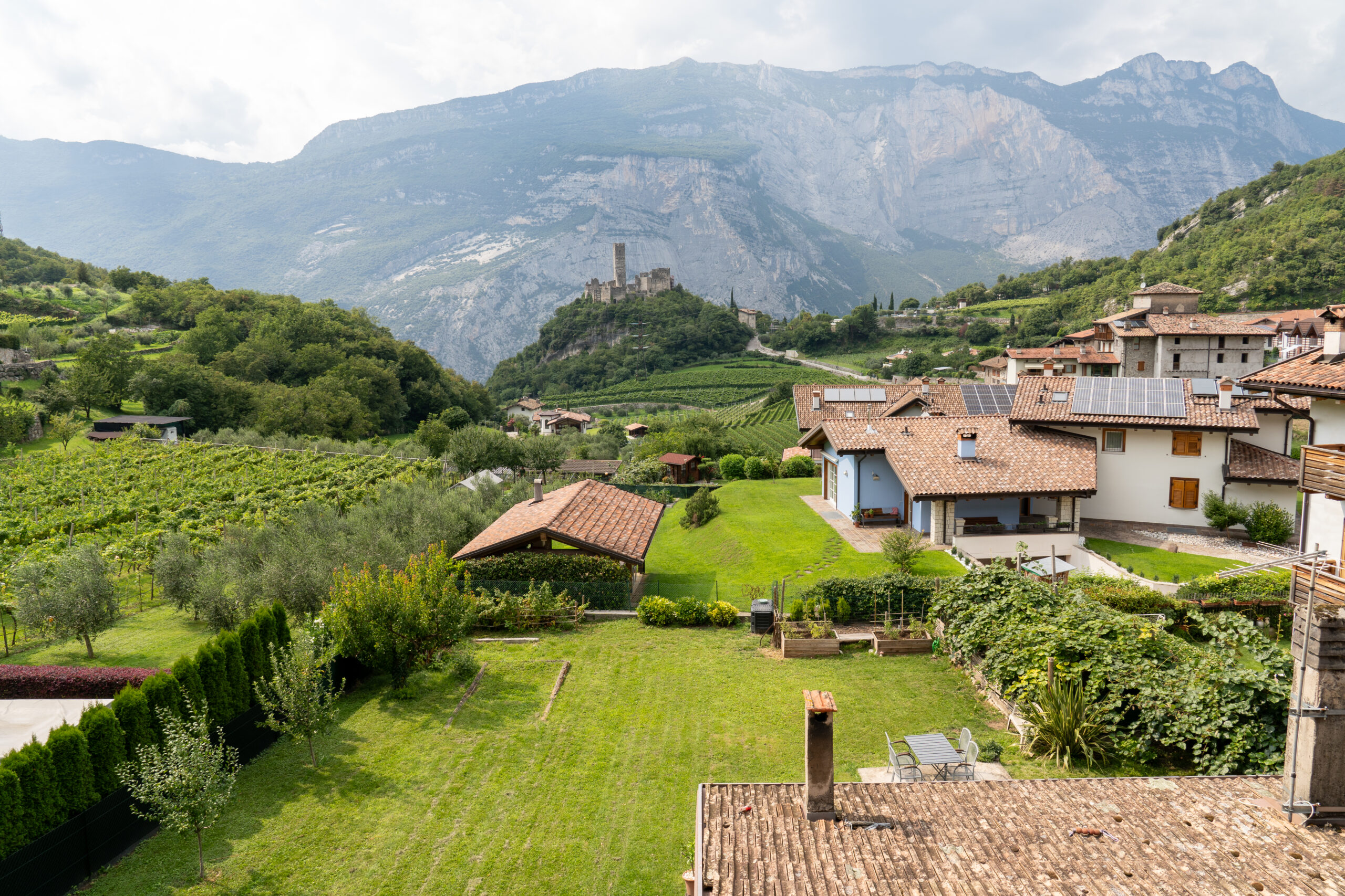 Porzione di casa a Drena con giardino e vista castello 