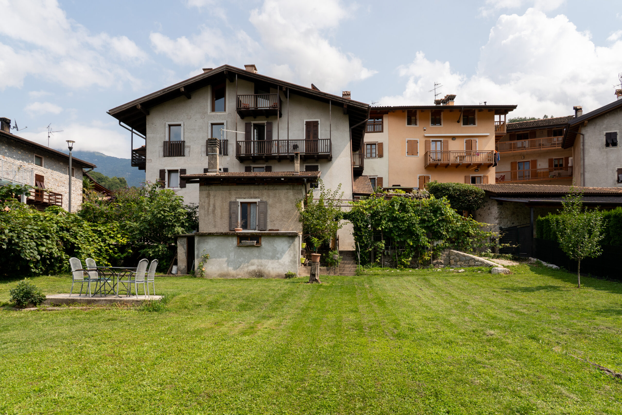 Porzione di casa a Drena con giardino e vista castello 