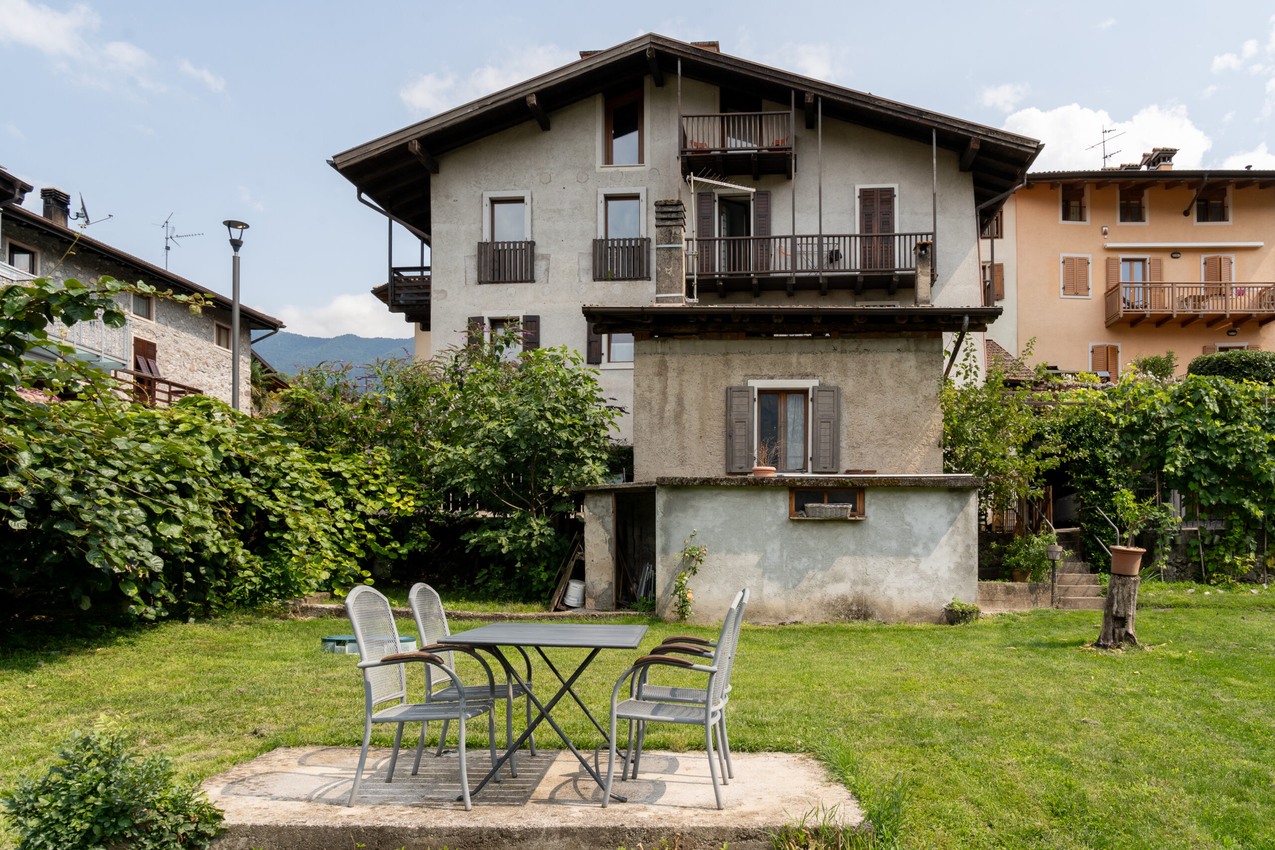 Porzione di casa a Drena con giardino e vista castello 
