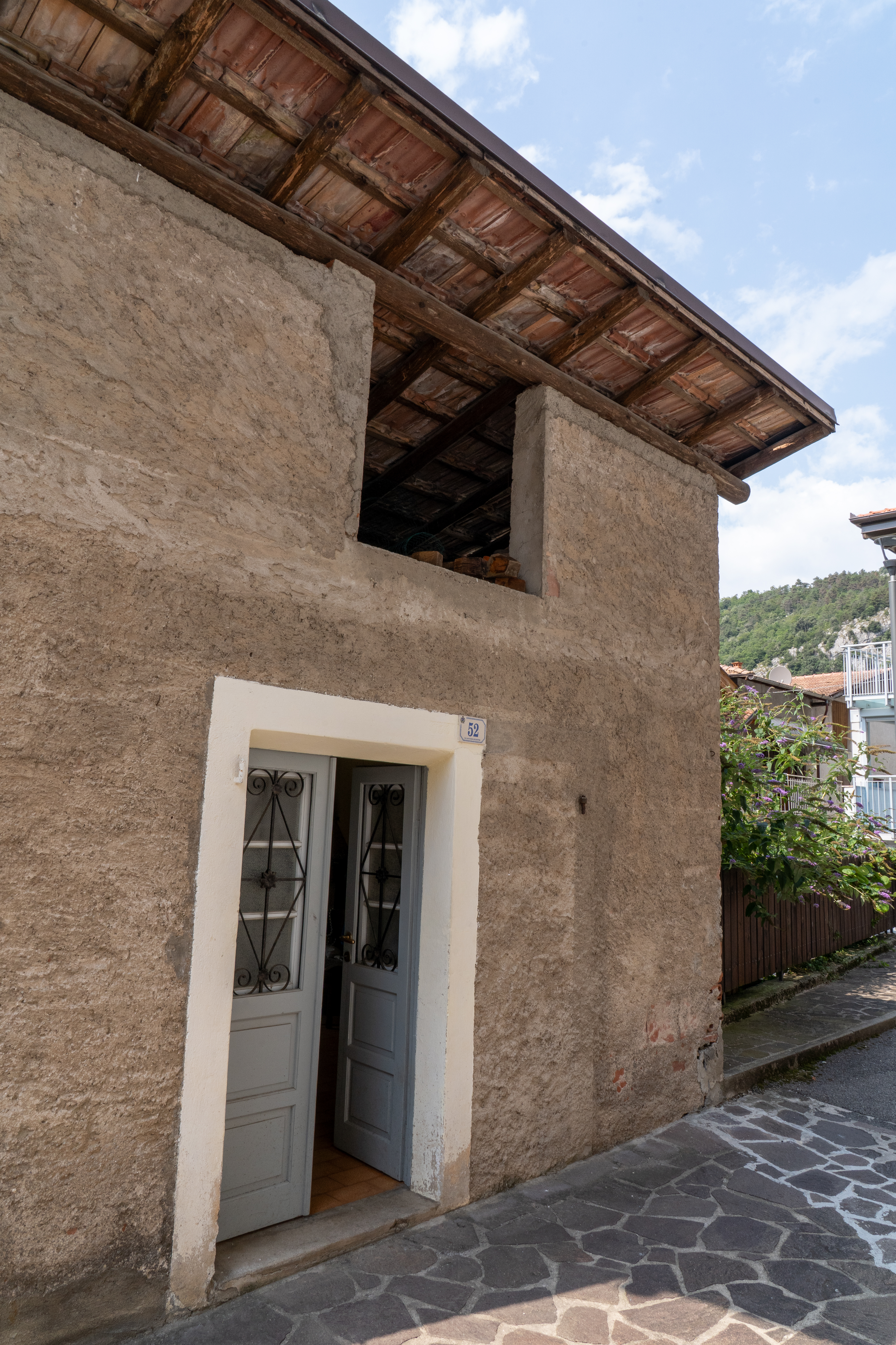 Porzione di casa a Drena con giardino e vista castello 