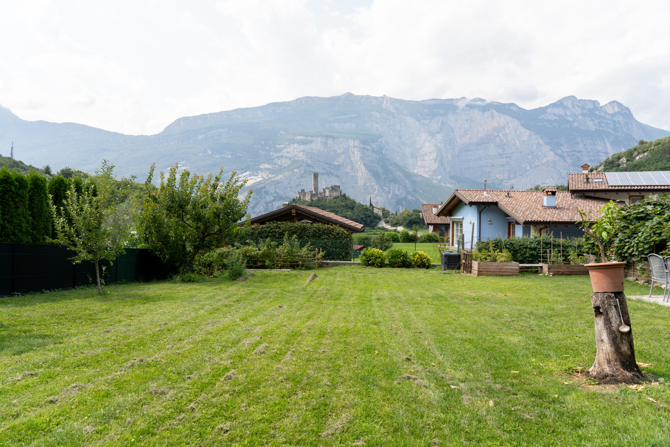 Porzione di casa a Drena con giardino e vista castello 