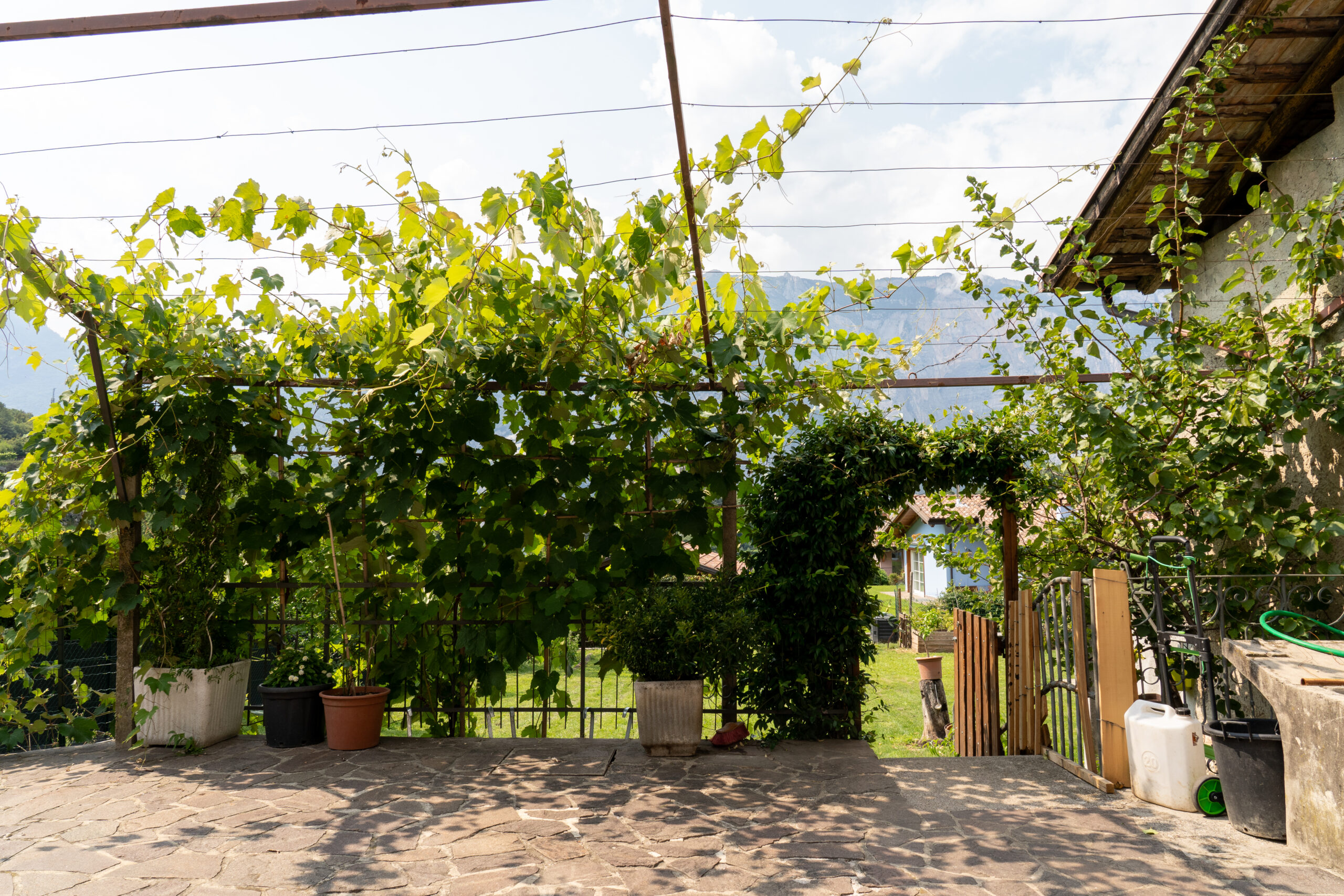 Porzione di casa a Drena con giardino e vista castello 