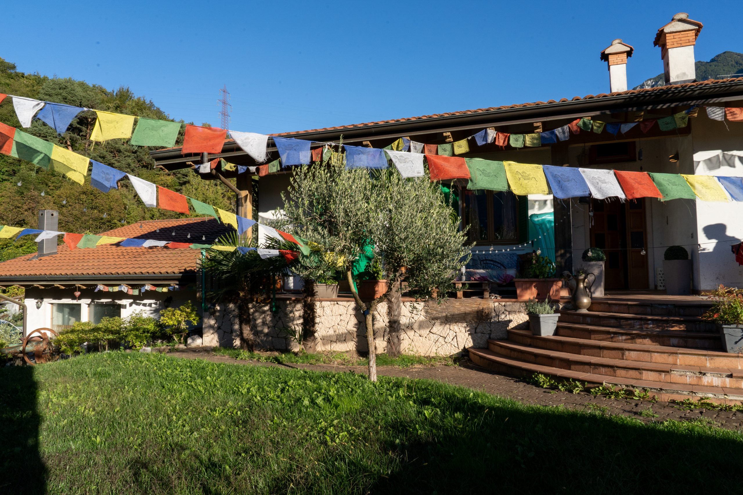 Terracielo con quadrilocale, capannone artigianale e ufficio 