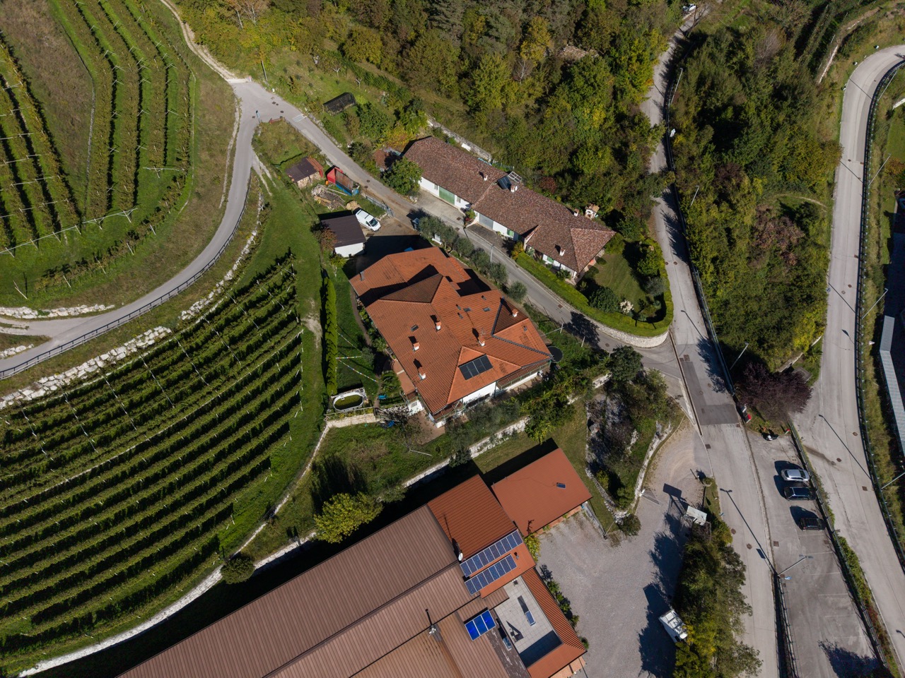 Terracielo con quadrilocale, capannone artigianale e ufficio 