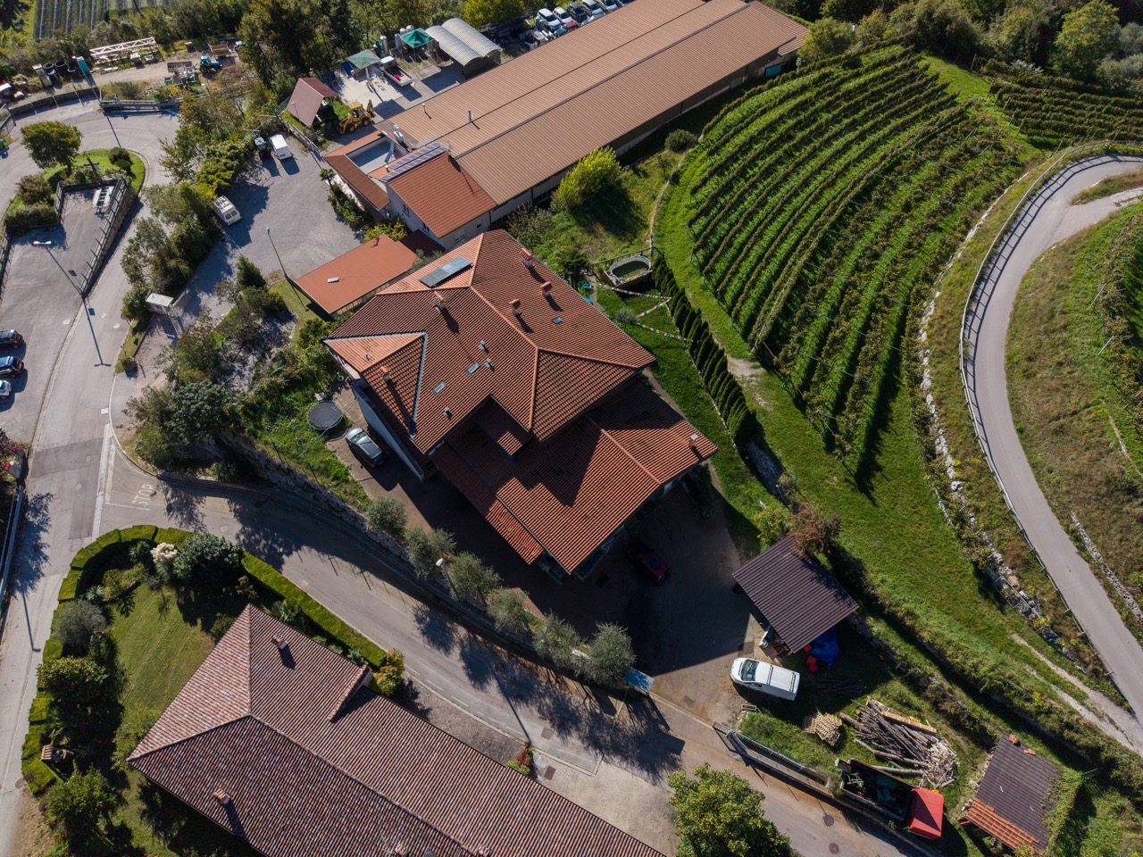Terracielo con quadrilocale, capannone artigianale e ufficio 