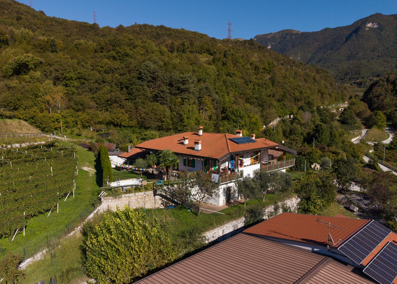 Terracielo con quadrilocale, capannone artigianale e ufficio 