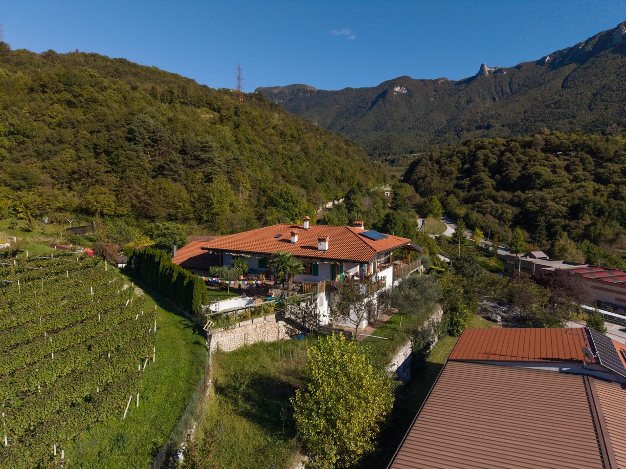 Terracielo con quadrilocale, capannone artigianale e ufficio 