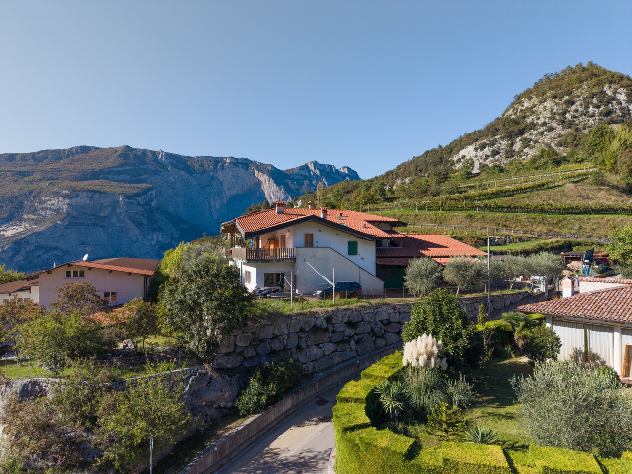 Terracielo con quadrilocale, capannone artigianale e ufficio 