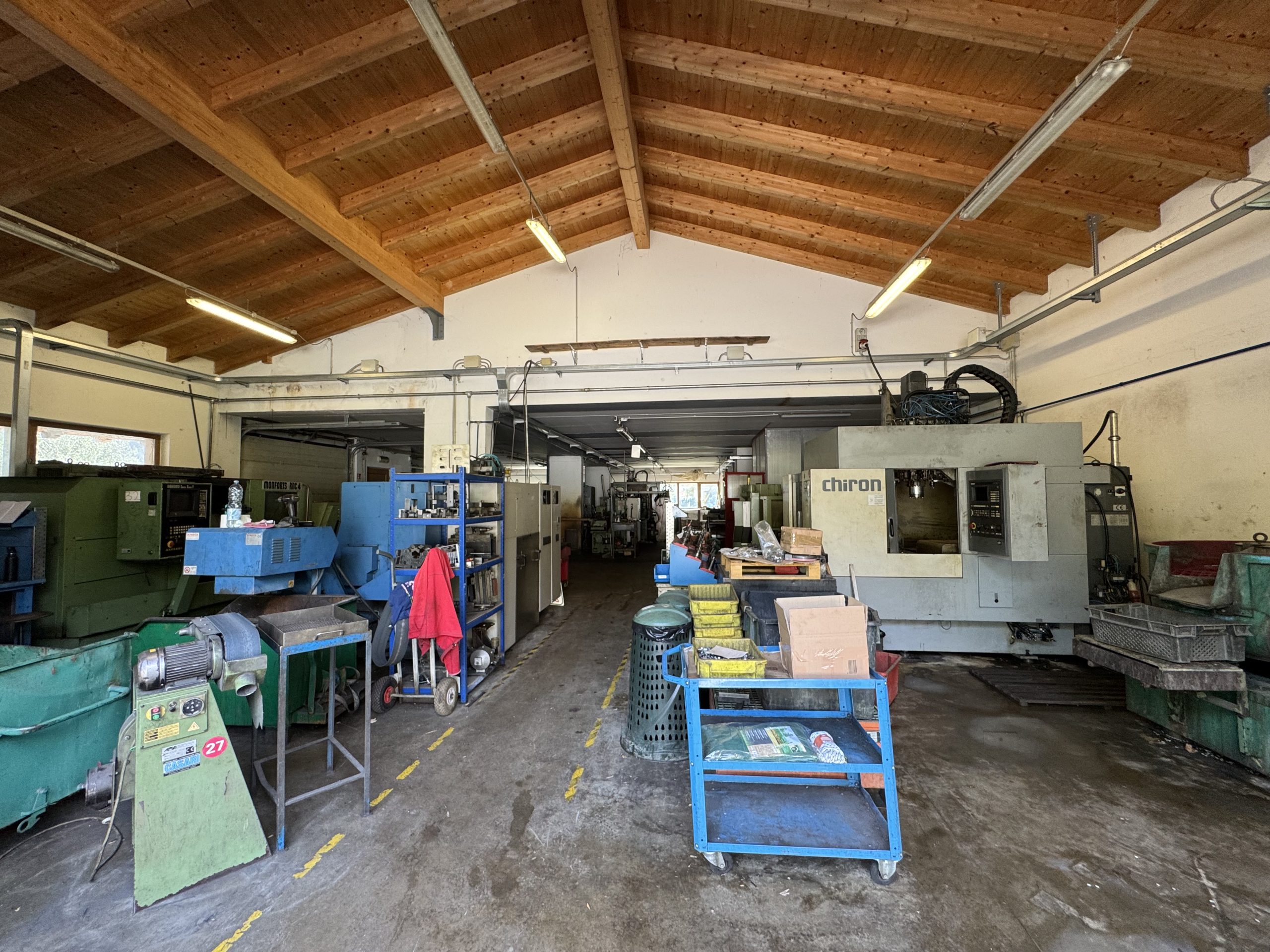 Terracielo con quadrilocale, capannone artigianale e ufficio 
