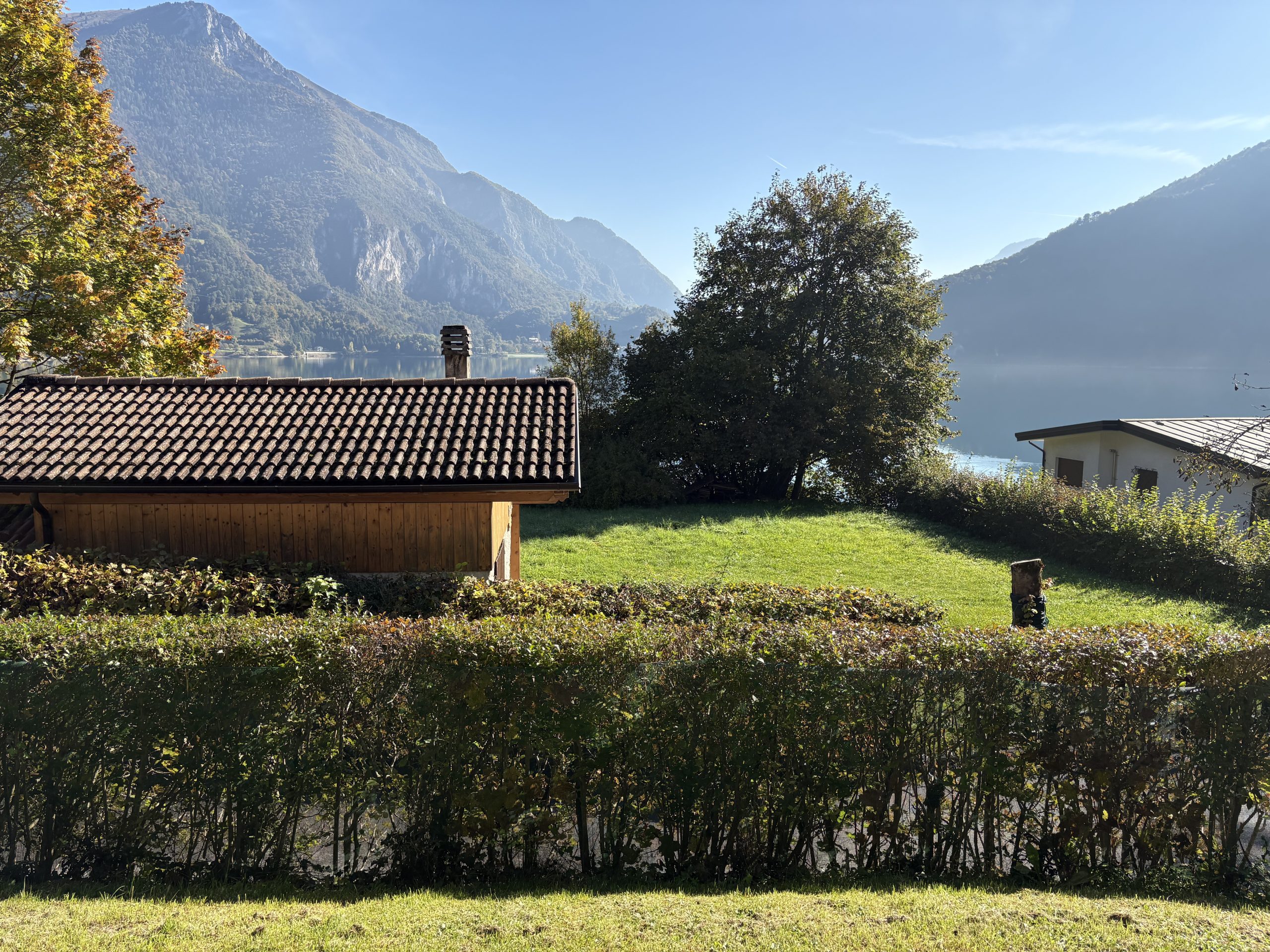 Luminoso appartamento vista lago con giardino 