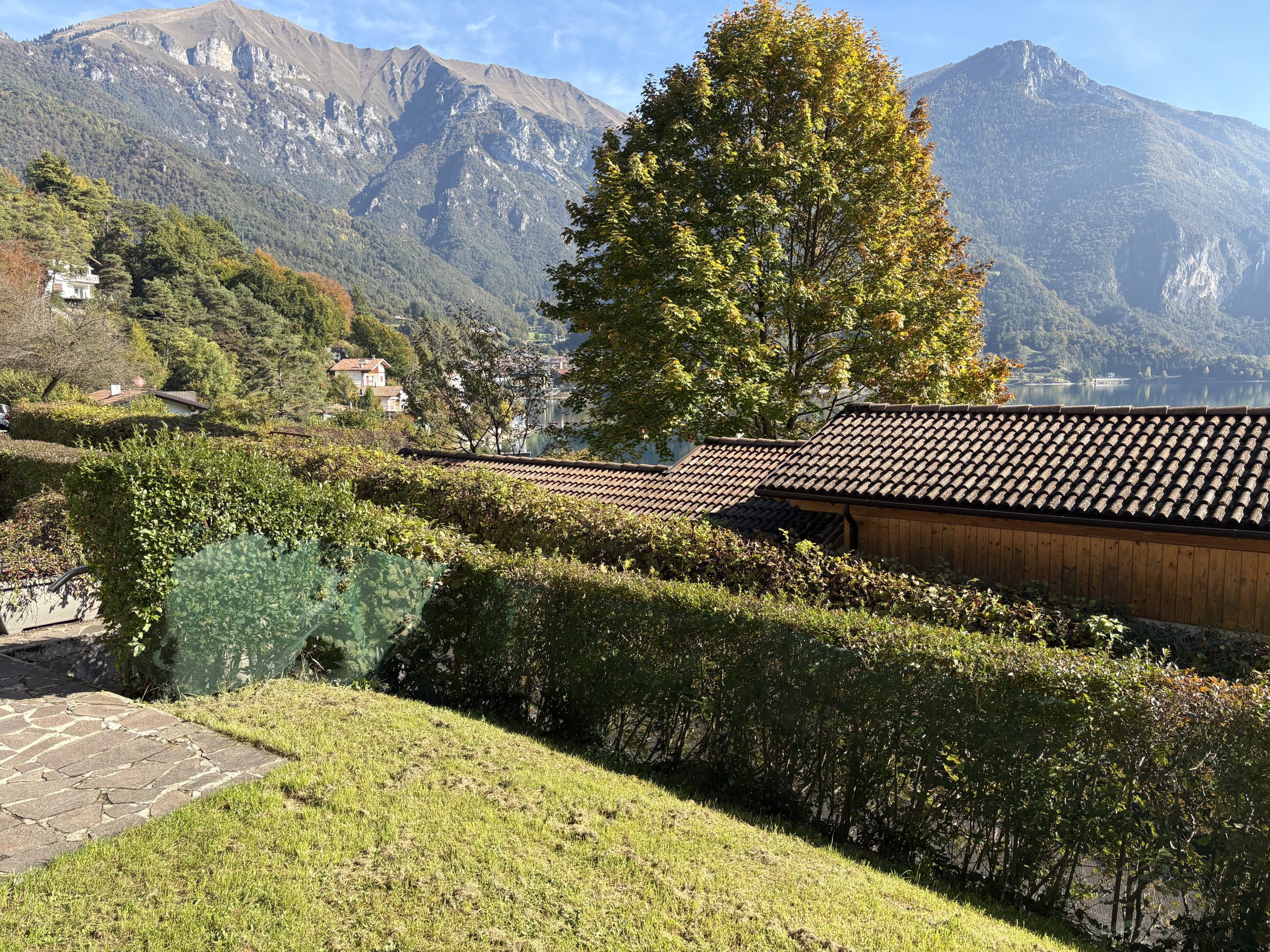 Luminoso appartamento vista lago con giardino 