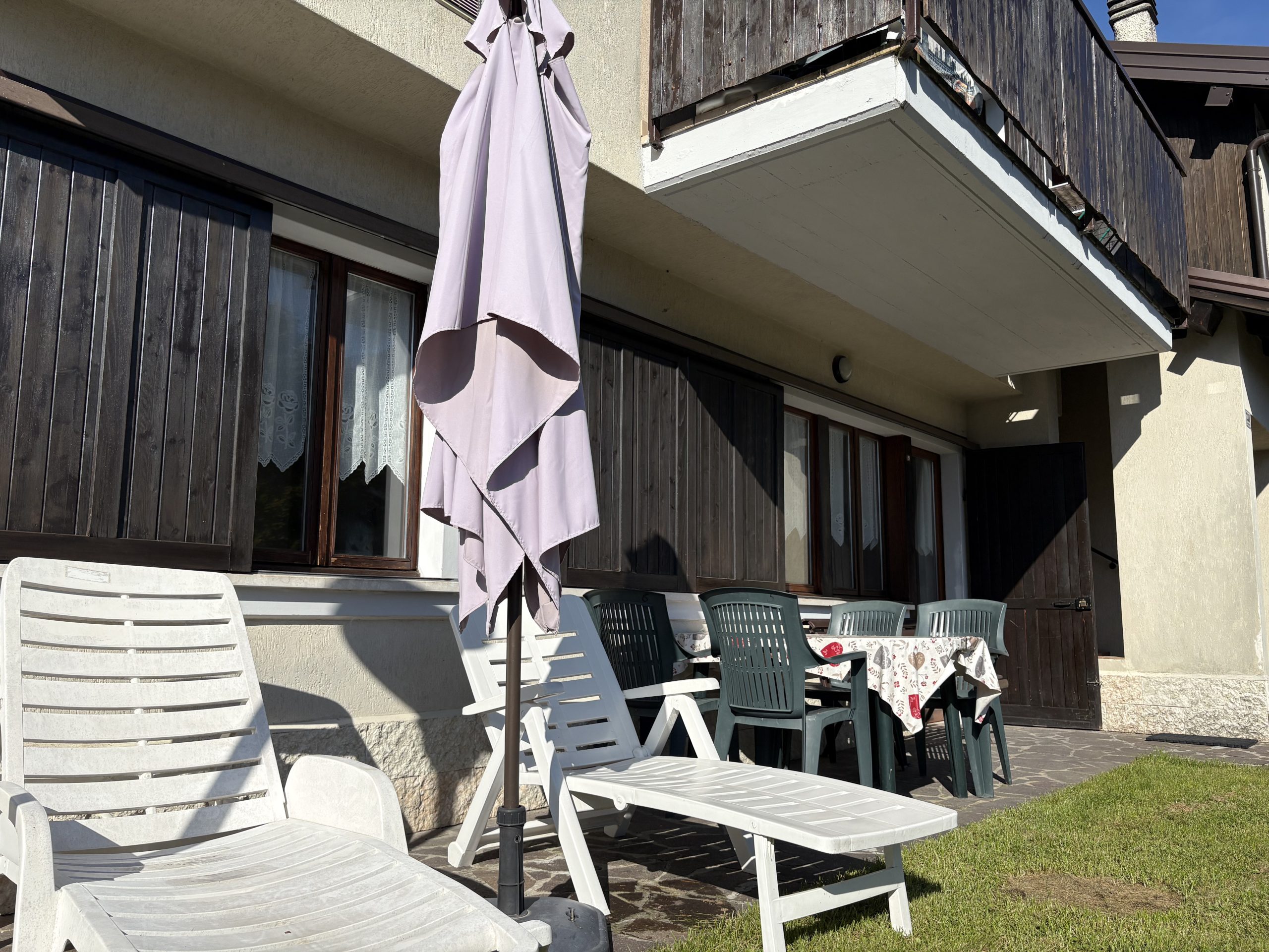 Luminoso appartamento vista lago con giardino 