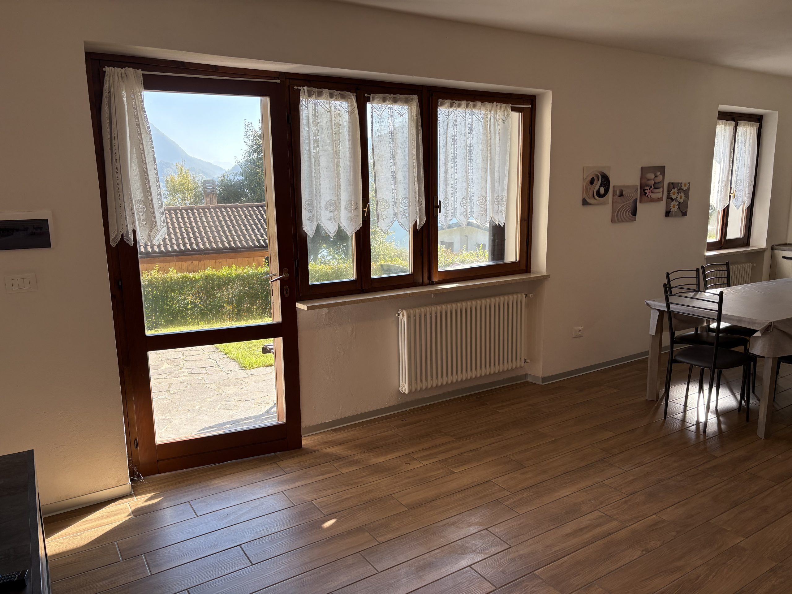 Luminoso appartamento vista lago con giardino 