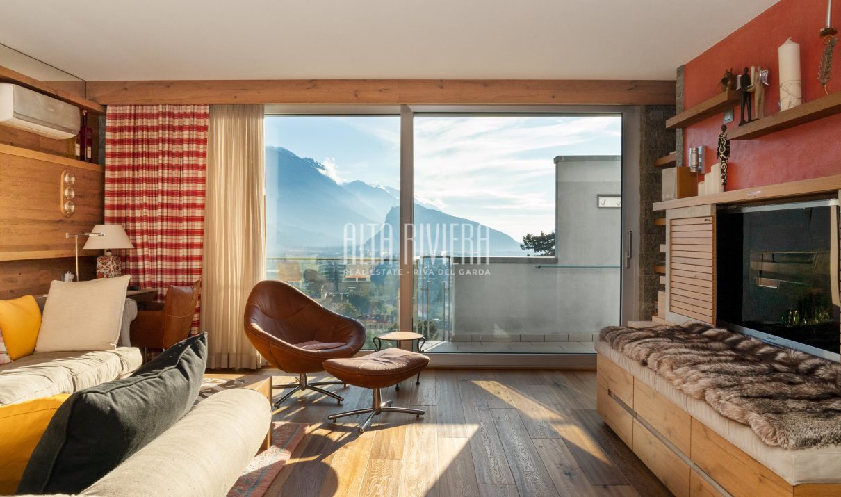 Quadrilocale di pregio con terrazza panoramica e vista Lago di Garda