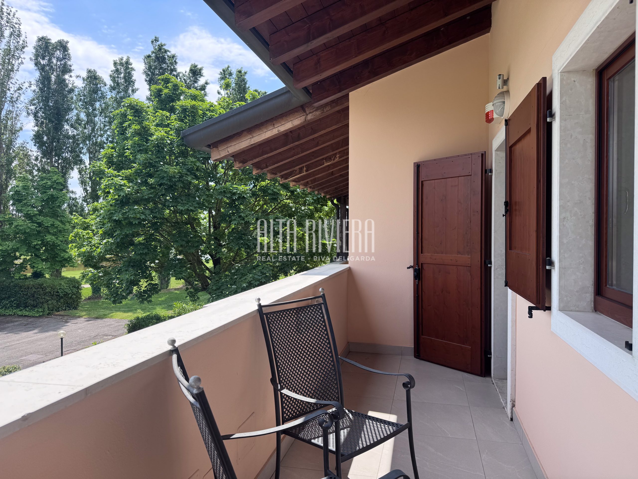 Trilocale con vista golf e piscina a Peschiera del Garda 