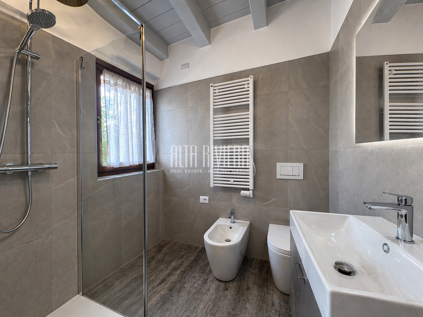 Trilocale con vista golf e piscina a Peschiera del Garda 