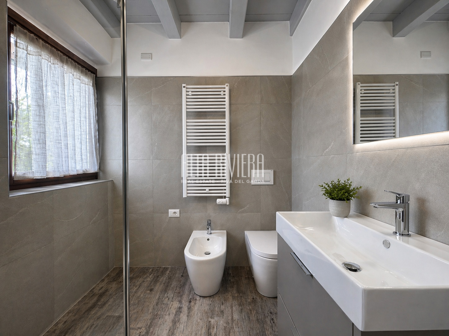 Trilocale con vista golf e piscina a Peschiera del Garda 