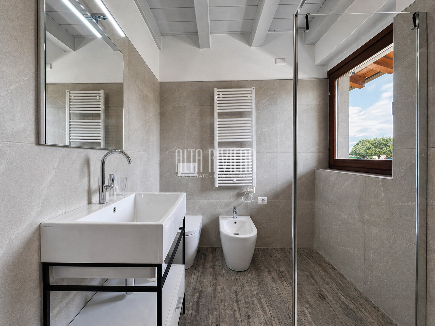 Trilocale con vista golf e piscina a Peschiera del Garda 