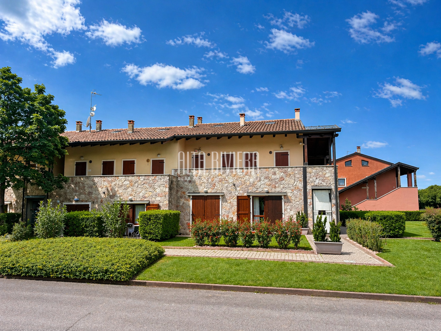 Trilocale con vista golf e piscina a Peschiera del Garda 