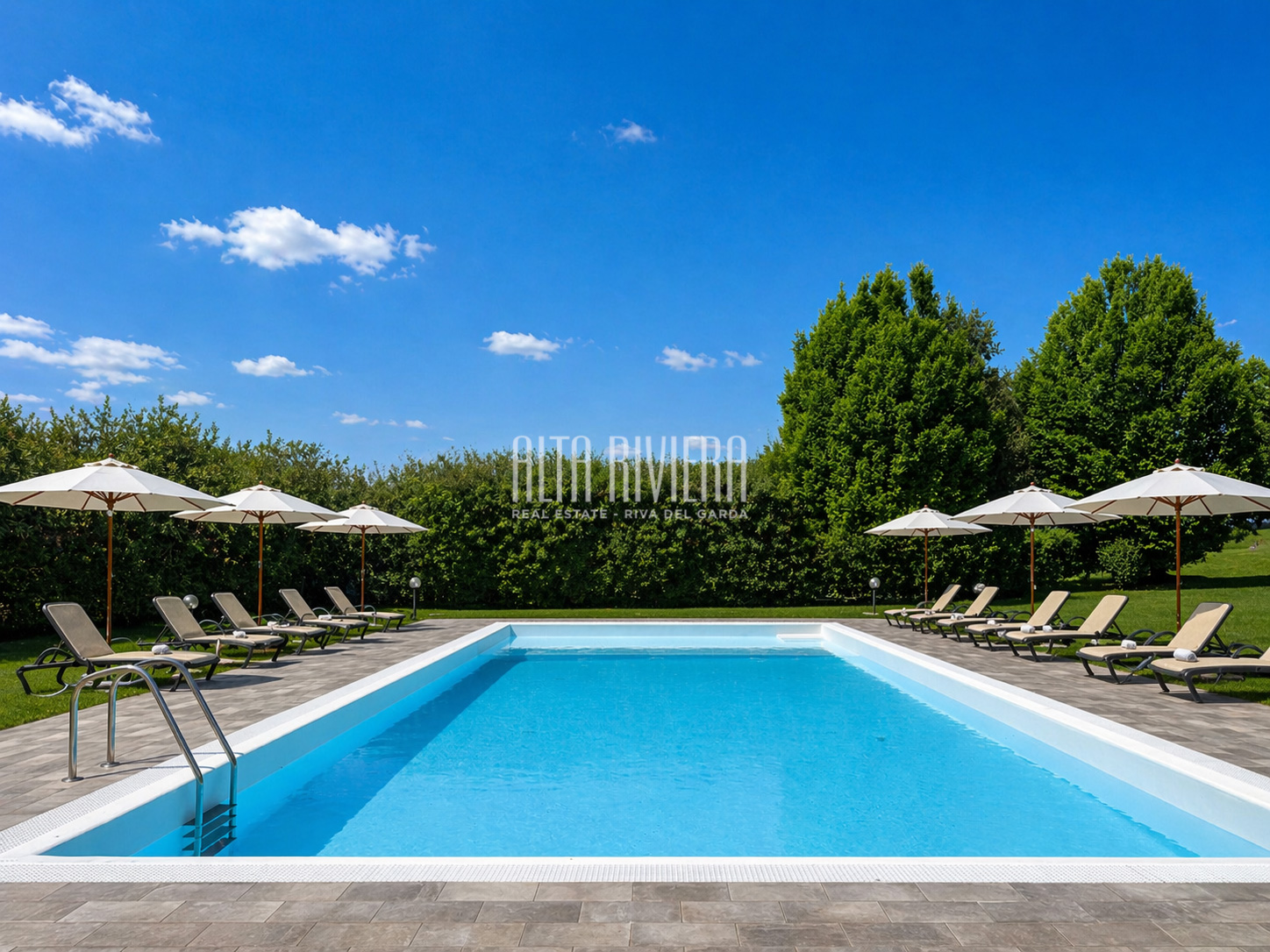 Trilocale con vista golf e piscina a Peschiera del Garda 