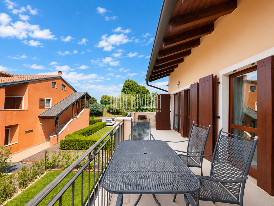 Trilocale con vista golf e piscina a Peschiera del Garda 