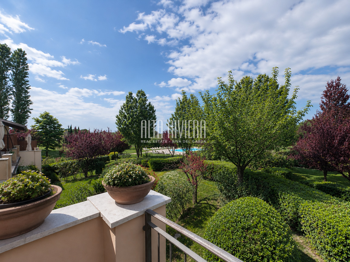 Trilocale con vista golf e piscina a Peschiera del Garda 