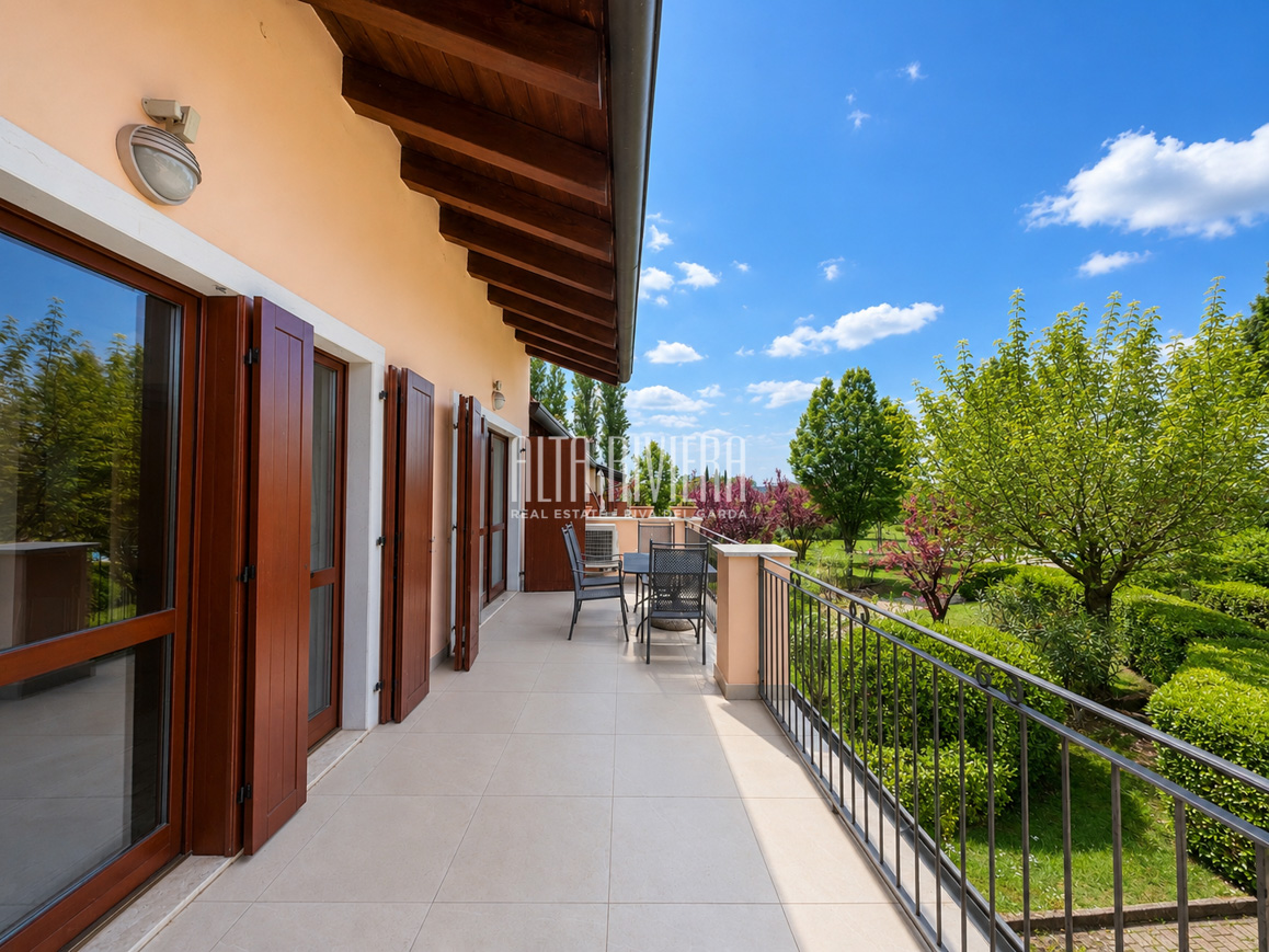 Trilocale con vista golf e piscina a Peschiera del Garda 