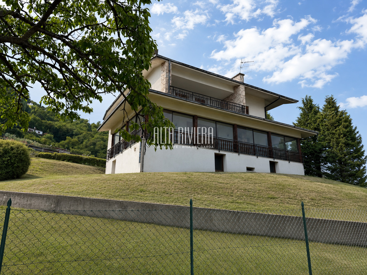 Villa indipendente con vista lago e terreno a Pieve di Tremosine Tremosine sul Garda (BS) - Lombardia