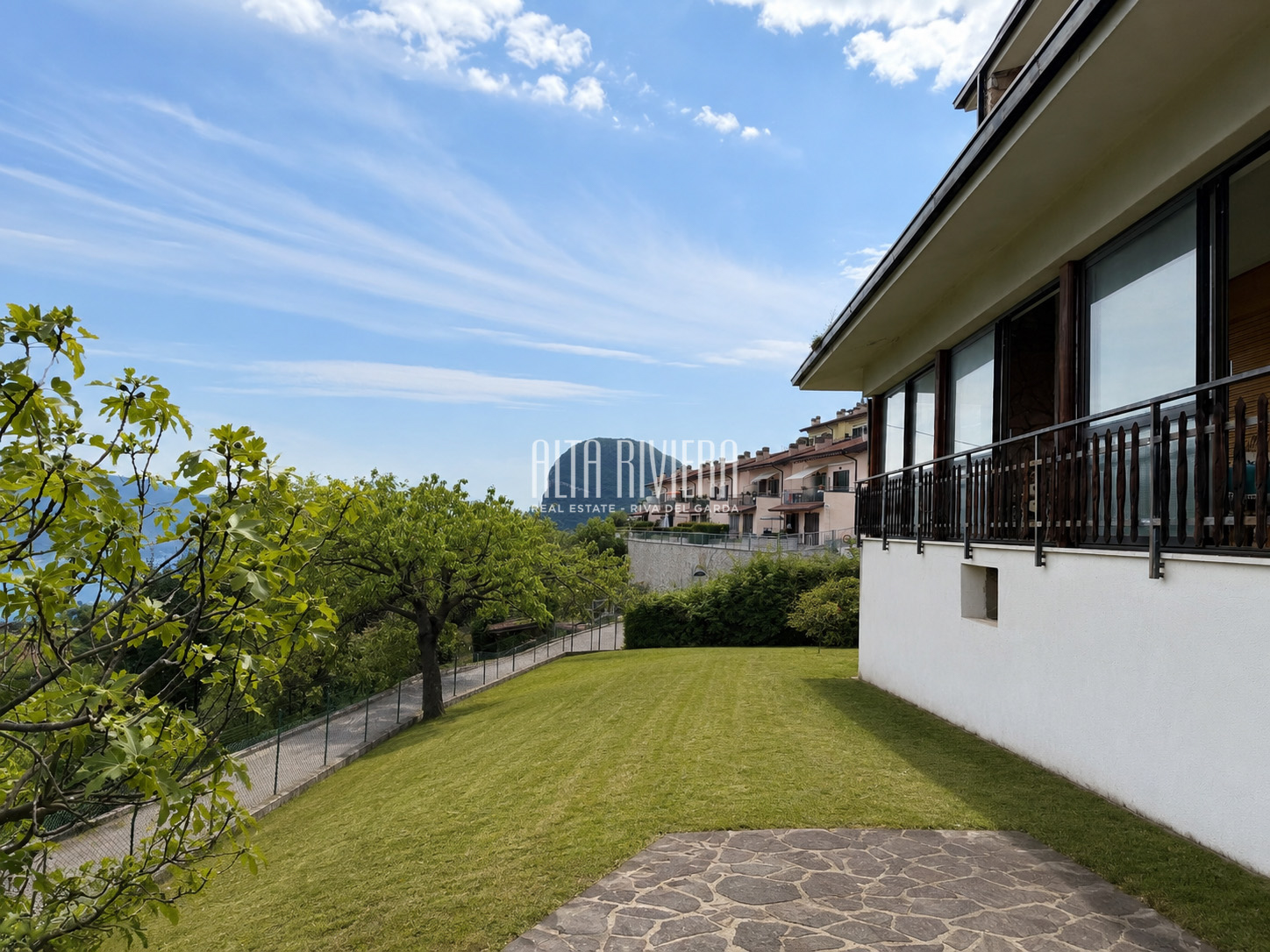 Villa indipendente con vista lago e terreno a Pieve di Tremosine Tremosine sul Garda (BS) - Lombardia