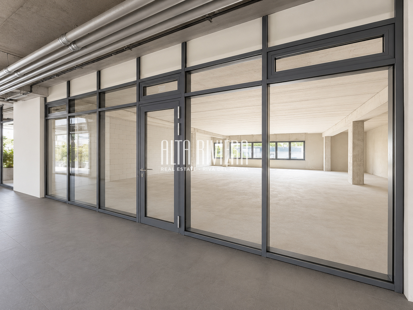 Locale commerciale di 250 mq con 8 posti auto privati Riva del Garda Riva Del Garda (TN) - Trentino Alto Adige